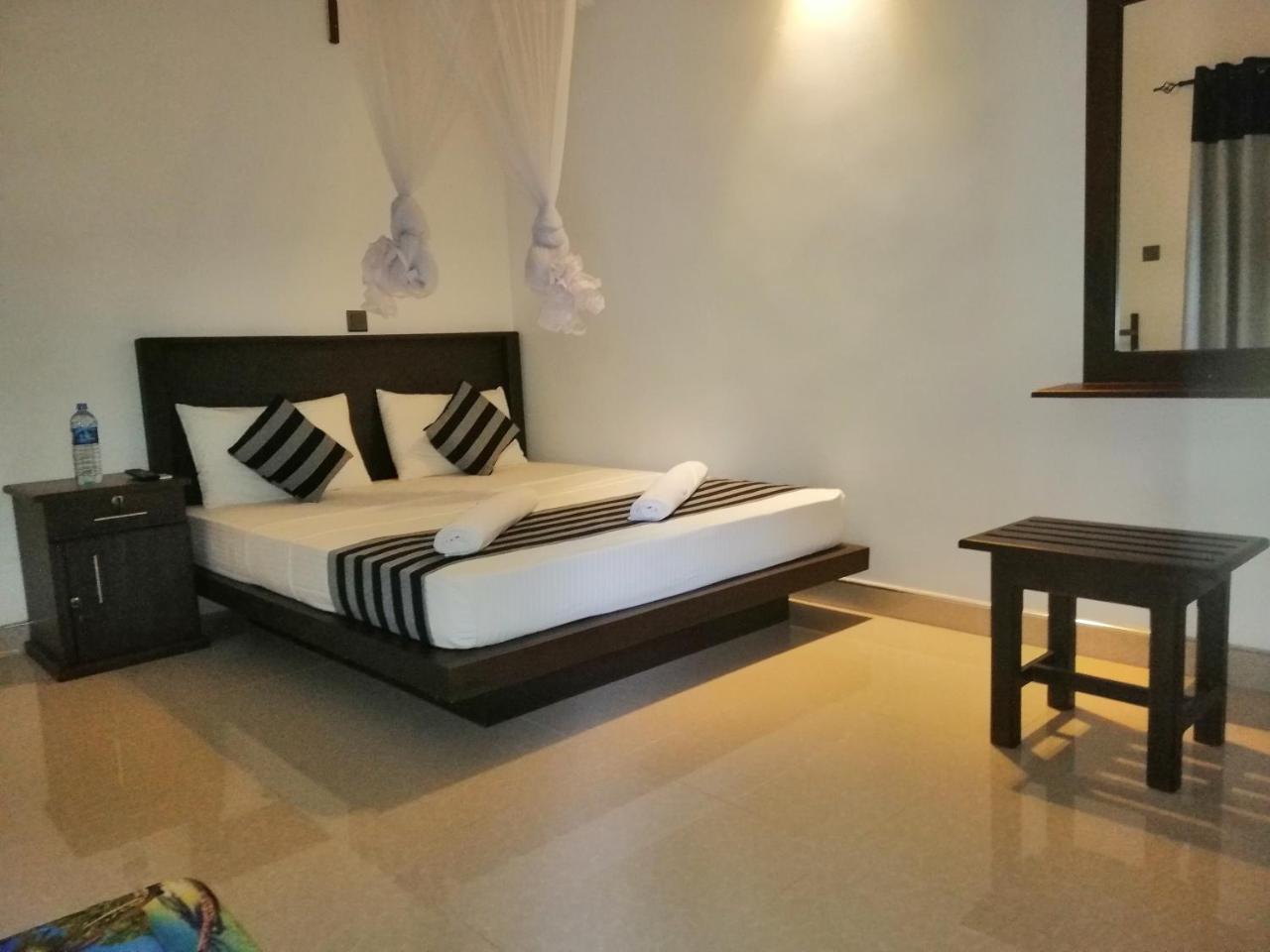 Induwara Safari Resort Удавалаве Екстериор снимка